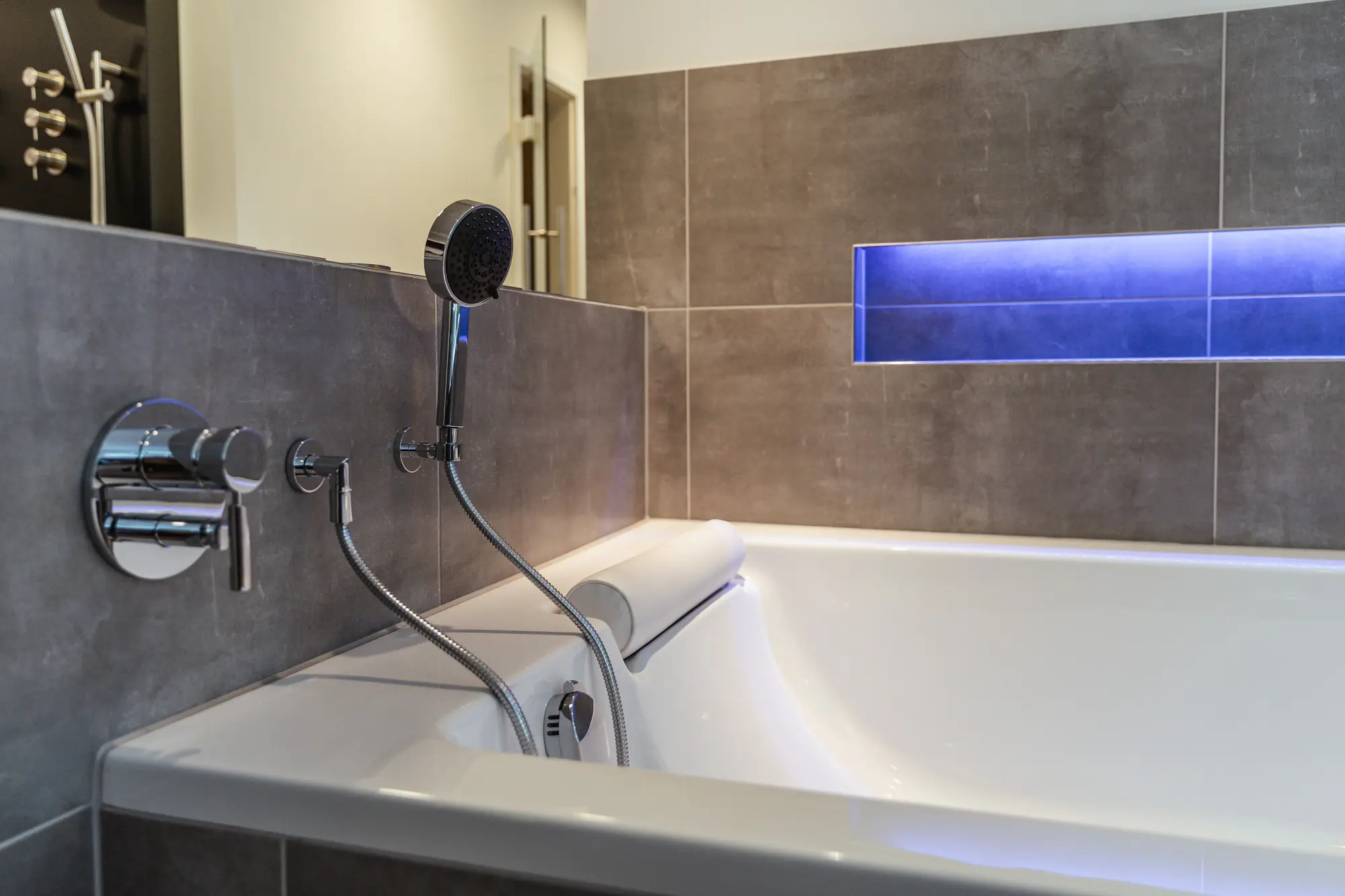Brausekopf einer Badewanne mit moderner Beleuchtung